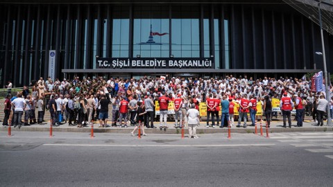 Şişli Belediyesi işçileri ayağa kalktı! 7 aydır maaşlarını yarım alan işçiler belediye önünde eylemde