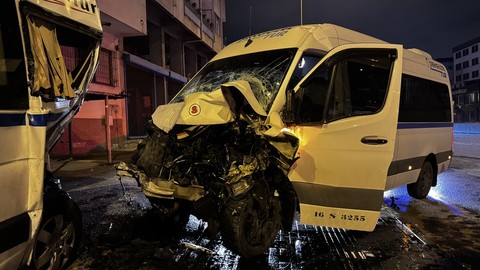 Bursa’da zincirleme kaza! Servis minibüsü ve kamyonet çarpıştı