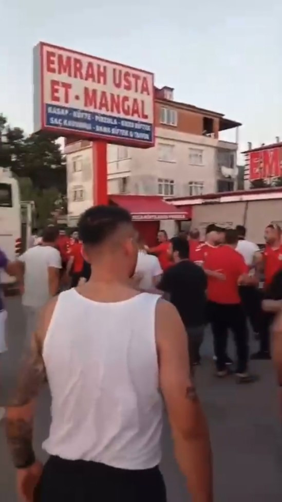 Trabzonspor deplasmanına giden Samsunspor taraftarlarına saldırı! Bir kişi ağır yaralandı - Resim : 1