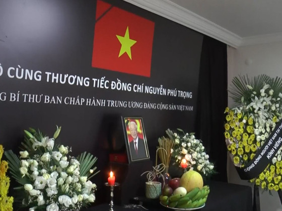 Vatan Partisi, Nguyen Phu Trong için açılan taziye defterini imzaladı