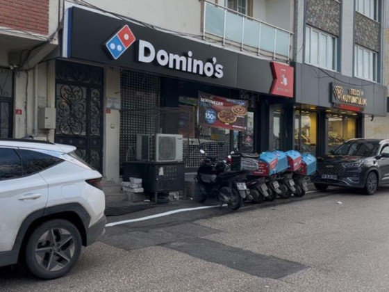 Bursa’da dehşet anları: Motosikletli saldırgan pizzacıya kurşun yağdırdı!