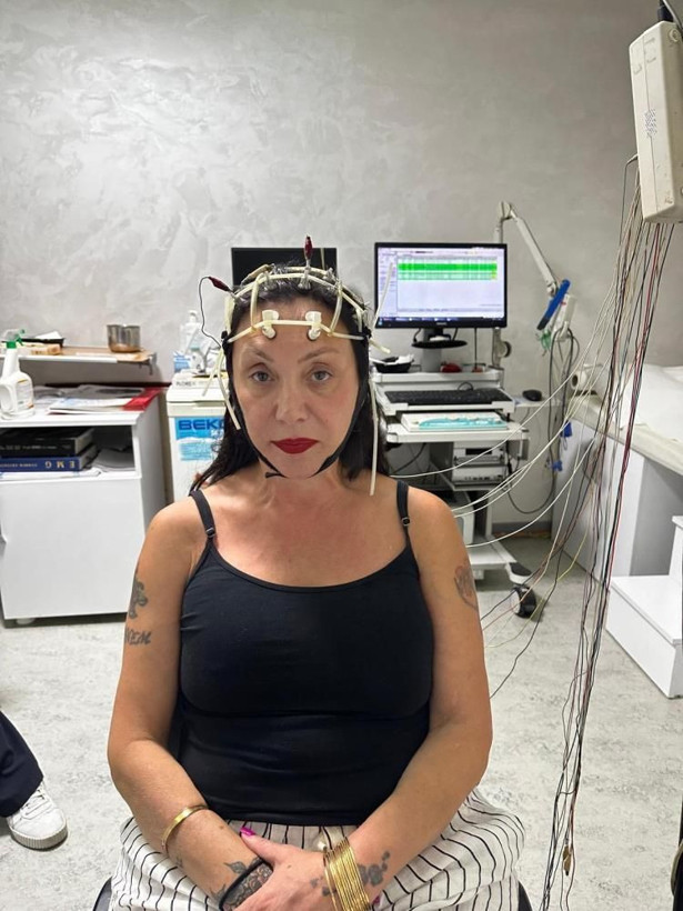 Sanatçı Güllü, denge kaybı şikayetiyle bir hafta önce özel hastanede muayene olmuş - Resim: 11