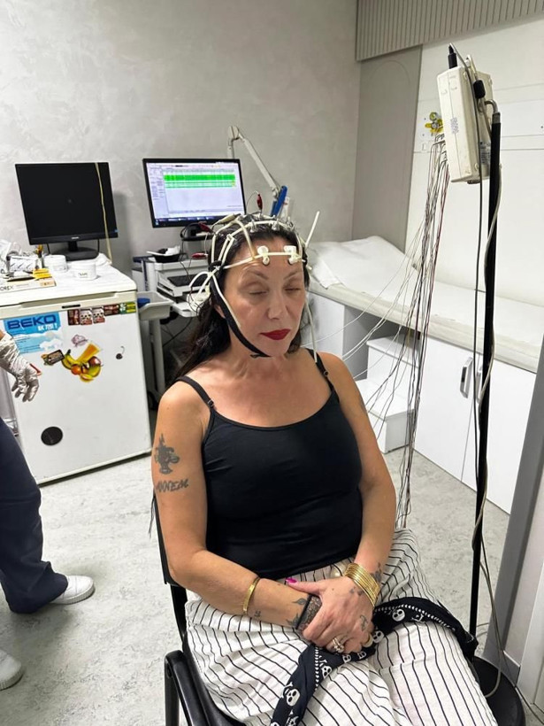 Sanatçı Güllü, denge kaybı şikayetiyle bir hafta önce özel hastanede muayene olmuş - Resim: 12