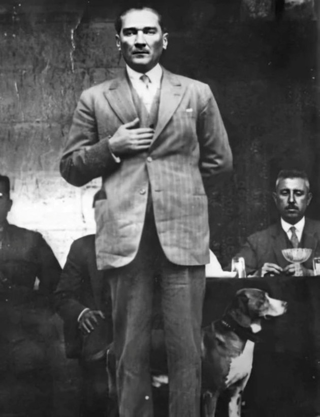 Atatürk neden sağ elini göğsüne koyardı? İşte bilinmeyen anlamı - Resim: 3