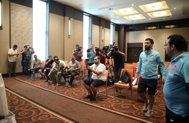 Basın mensupları Arda Turan'ın toplantısını terk etti - Resim: 1