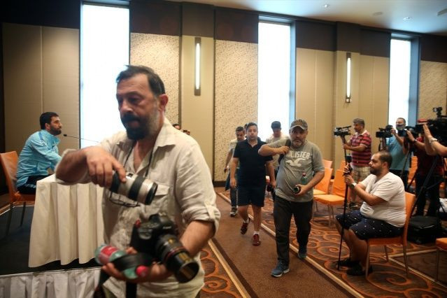 Basın mensupları Arda Turan'ın toplantısını terk etti - Resim: 2