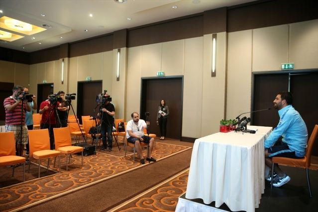 Basın mensupları Arda Turan'ın toplantısını terk etti - Resim: 11