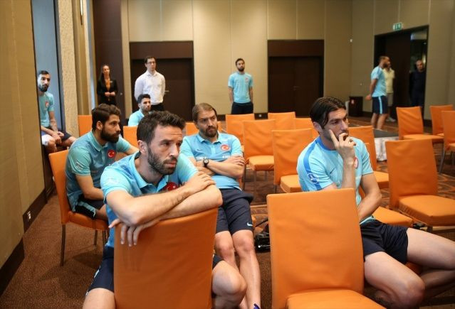 Basın mensupları Arda Turan'ın toplantısını terk etti - Resim: 13