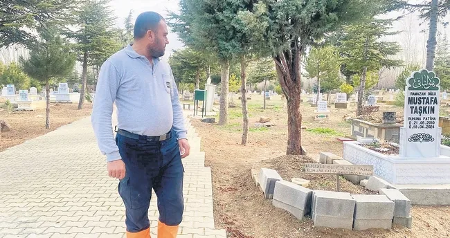 Akran zorbalığı iki oğlunu elinden aldı: Acılı baba evlatlarının mezarında işe başladı - Resim : 1