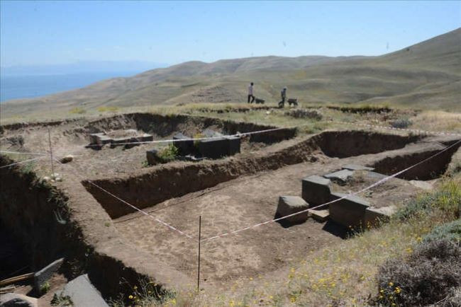 Urartuların 2 bin 700 yıllık salonu gün yüzüne çıkıyor - Resim: 4