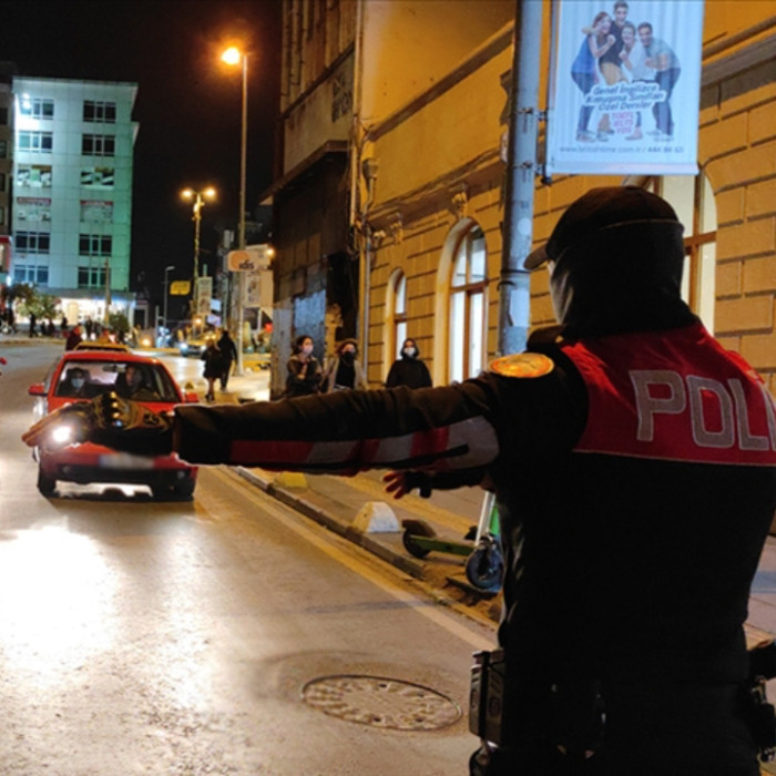 Bir gecede 1102 kişi gözaltına alındı