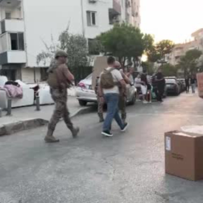 Şüpheli güvenlik görevlisinin silahını ele geçirdi