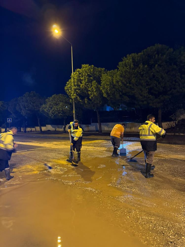 Çeşme’de gece yarısında kabus! Şiddetli yağış ilçeyi sular altında bıraktı - Resim : 1