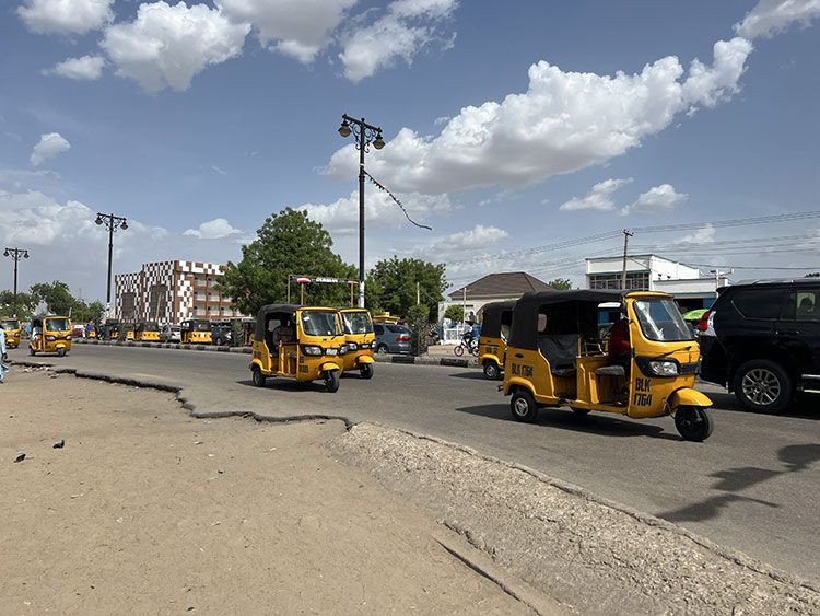 Nijerya'nın hızlı ulaşım aracı: Adaidaita - Resim: 3