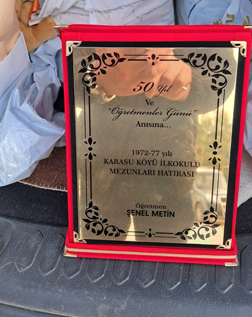 53 yıl sonra büyük buluşma! Eski öğrenciler öğretmenlerini sosyal medyada bulup Türk bayrağıyla karşıladı - Resim : 3