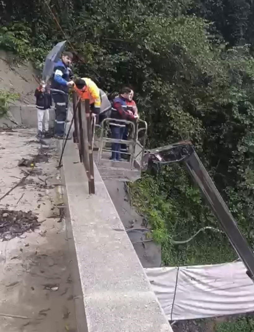 Rize’de şiddetli yağış sonrası Ayder yolunda heyelan! Tünelde mahsur kalan işçiler kurtarıldı - Resim : 1