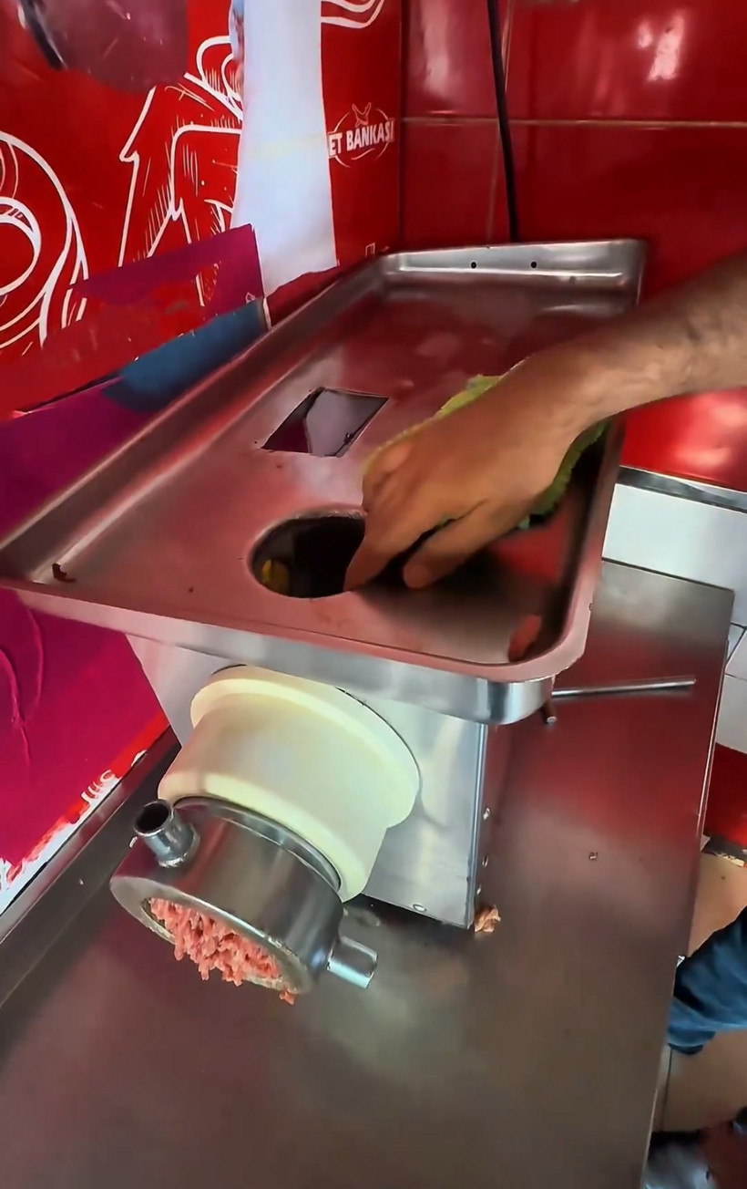 Kasapta akılalmaz düzenek ortaya çıktı! Bozuk etleri bu yöntemle vatandaşa yedirmiş - Resim : 1