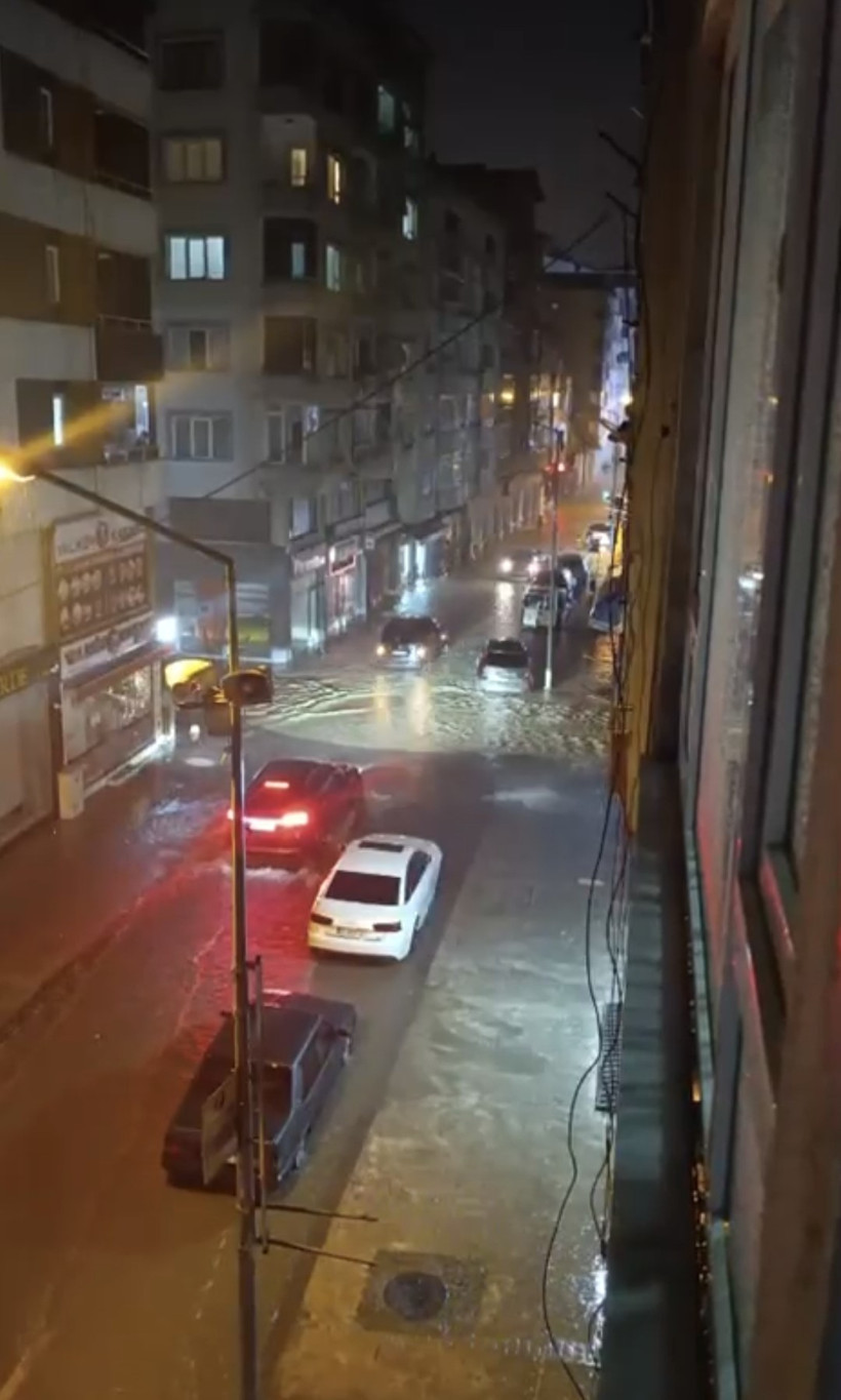 Ordu'da aniden bastıran sağanak yağış hayatı felç etti: Ev ve iş yerlerini su bastı - Resim : 1