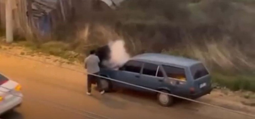 Bolu'da seyir halindeki otomobil alev aldı: Sürücü alevleri kovayla söndürdü - Resim: 3