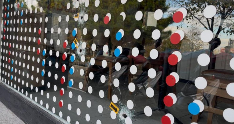 Bursa’da dehşet anları: Motosikletli saldırgan pizzacıya kurşun yağdırdı! - Resim: 1