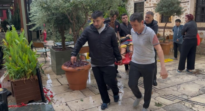 Antalya’da şiddetli yağış ve rüzgar etkili oldu: Devrilen ağacın altında kalan 3 kişi yaralandı - Resim: 7