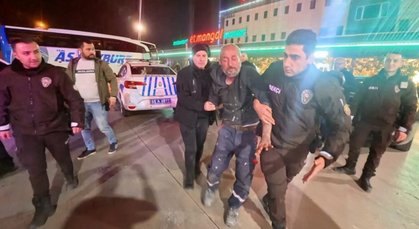 Alkollü şahıslardan polise direniş! ‘Gözüm görmüyor’ diyen şahıs güçlükle gözaltına alındı - Resim: 3