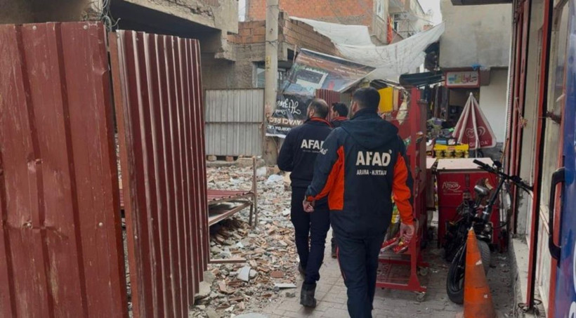Diyarbakır'da dehşet anları! Ağır hasarlı bina işçinin üzerine çöktü - Resim: 1
