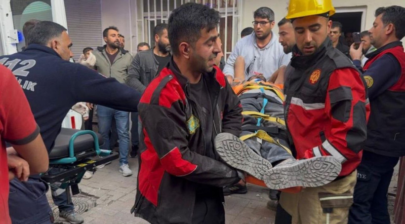 Diyarbakır'da dehşet anları! Ağır hasarlı bina işçinin üzerine çöktü - Resim: 4