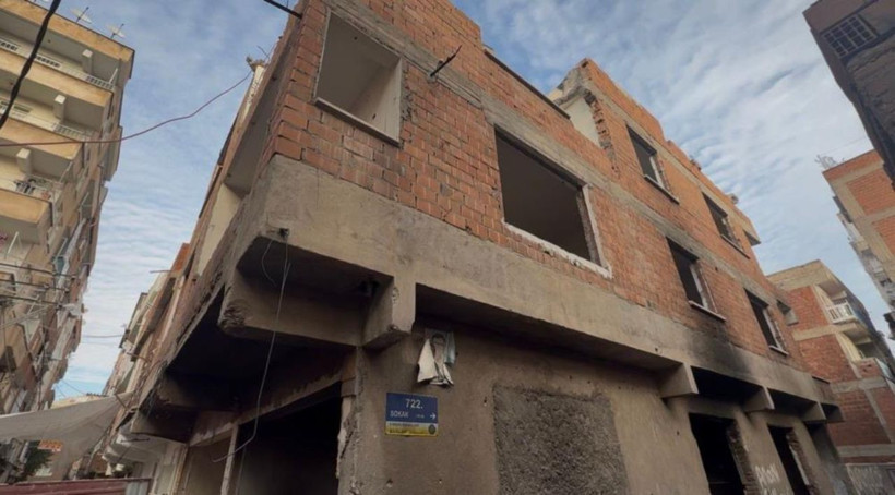 Diyarbakır'da dehşet anları! Ağır hasarlı bina işçinin üzerine çöktü - Resim: 3