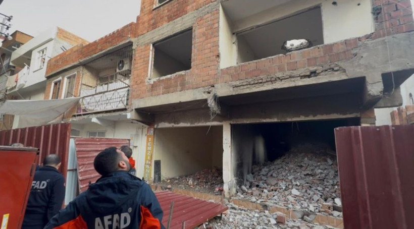 Diyarbakır'da dehşet anları! Ağır hasarlı bina işçinin üzerine çöktü - Resim: 2