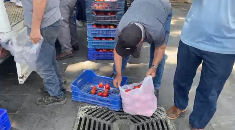 4 ton domates ücretsiz dağıtıldı! Meydanda uzun kuyruklar oluştu - Resim: 5