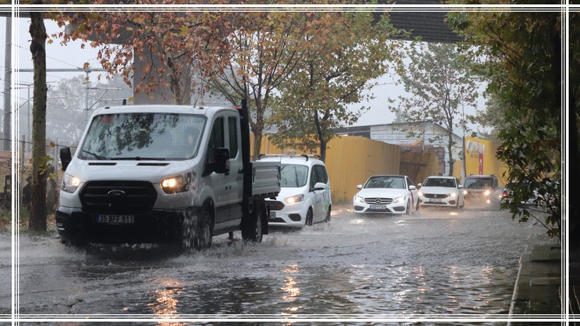 İzmir'i Sağanak Vurdu! Cadde ve Sokaklar Göle Döndü