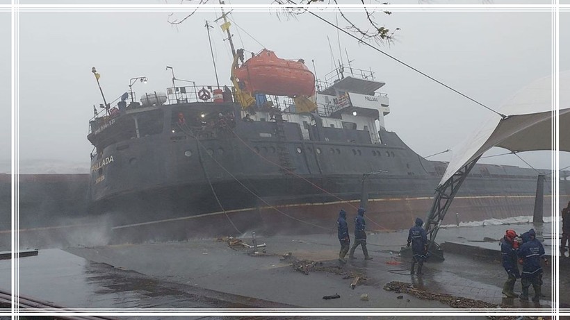 Zonguldak'ta Fırtına Gemiyi İkiye Böldü! Limana Çarparak Durabildi