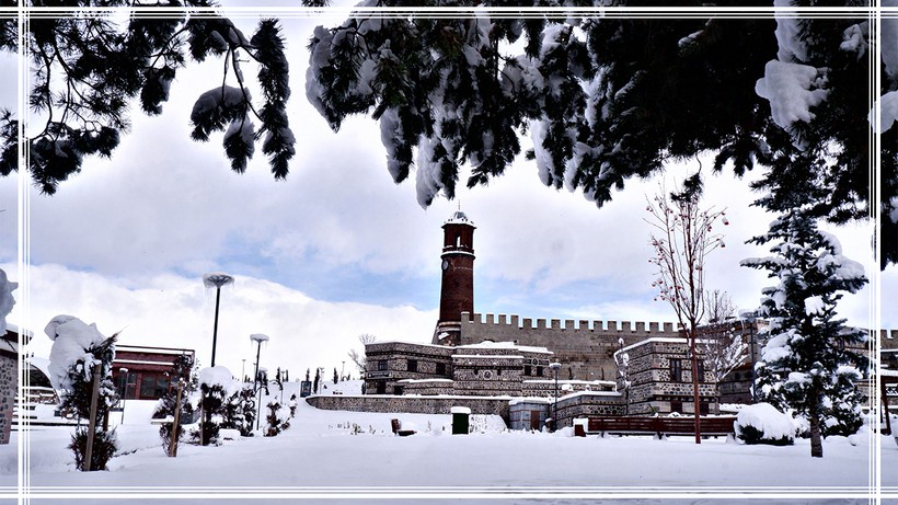 Erzurum'da Etkili Olan Kar Yağışı Kenti Beyaza Bürüdü