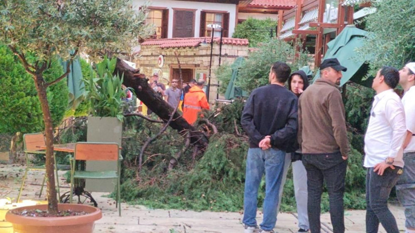 Antalya’da şiddetli yağış ve rüzgar etkili oldu: Devrilen ağacın altında kalan 3 kişi yaralandı - Resim: 4