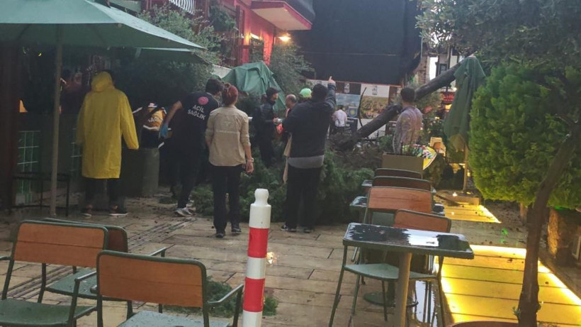Antalya’da şiddetli yağış ve rüzgar etkili oldu: Devrilen ağacın altında kalan 3 kişi yaralandı - Resim: 5