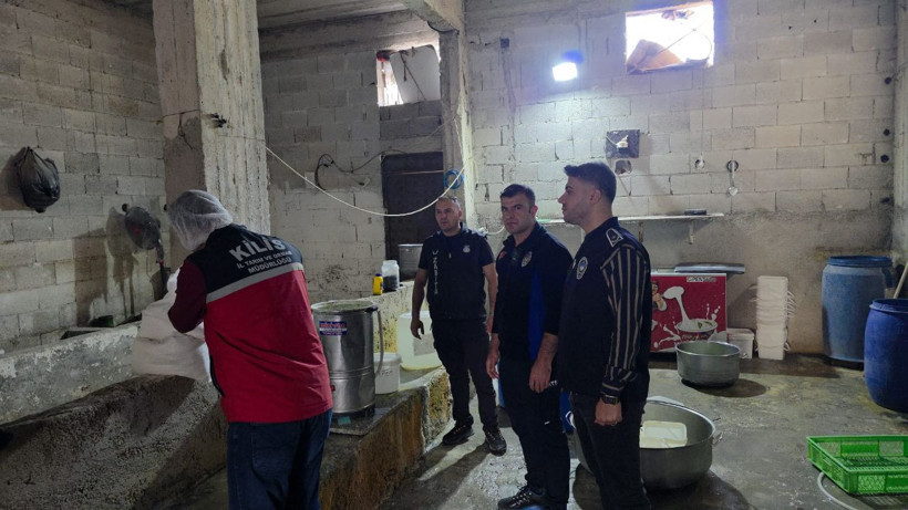 Skandal görüntüler ortaya çıktı! Yoğurt ve peynir üreten imalathane kapatıldı - Resim: 3