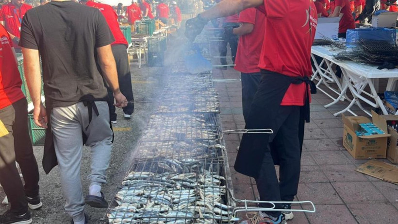 Hamsi Festivali ziyaretçi akınına uğradı! 7 ton hamsi ücretsiz dağıtılacak - Resim: 8