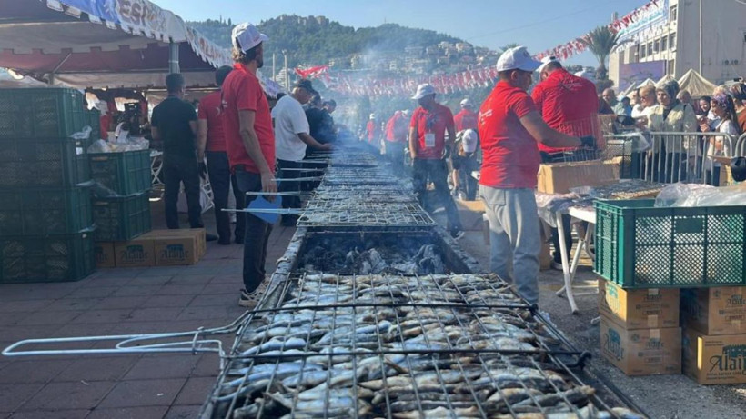 Hamsi Festivali ziyaretçi akınına uğradı! 7 ton hamsi ücretsiz dağıtılacak - Resim: 1