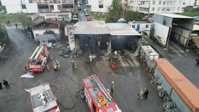Arnavutköy'de dehşet anları: Tır tamirhanesi alevlere teslim oldu - Resim: 1