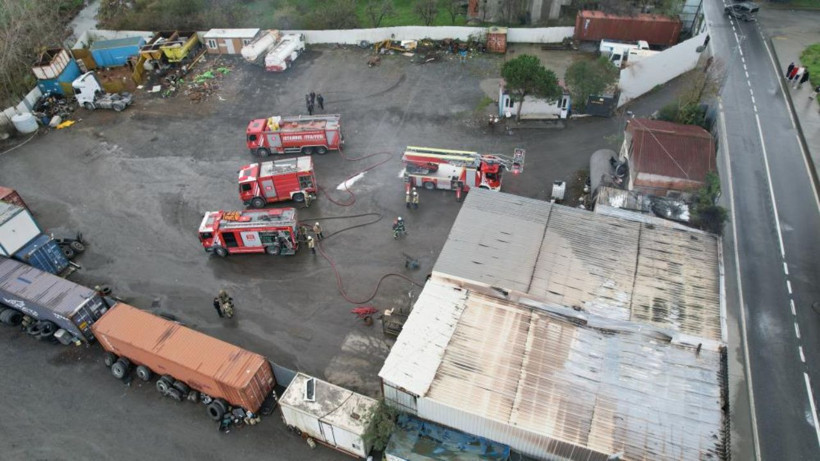 Arnavutköy'de dehşet anları: Tır tamirhanesi alevlere teslim oldu - Resim: 2