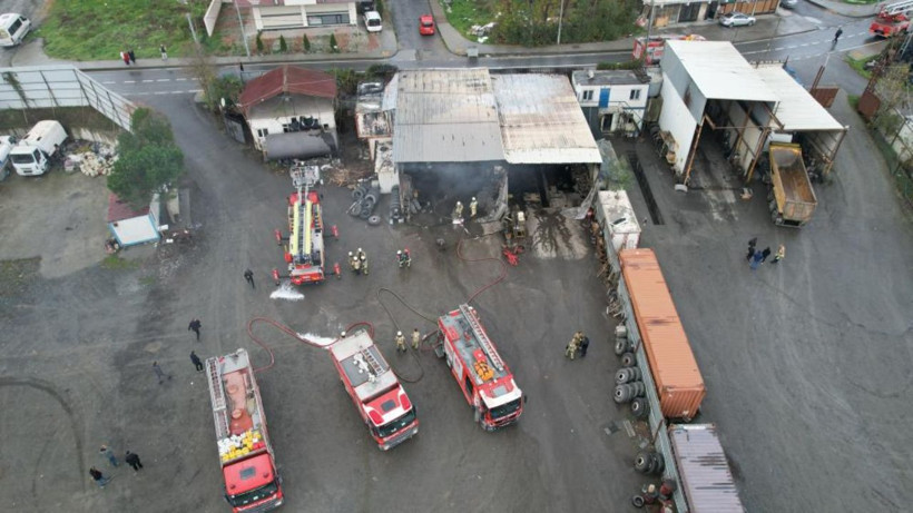 Arnavutköy'de dehşet anları: Tır tamirhanesi alevlere teslim oldu - Resim: 3