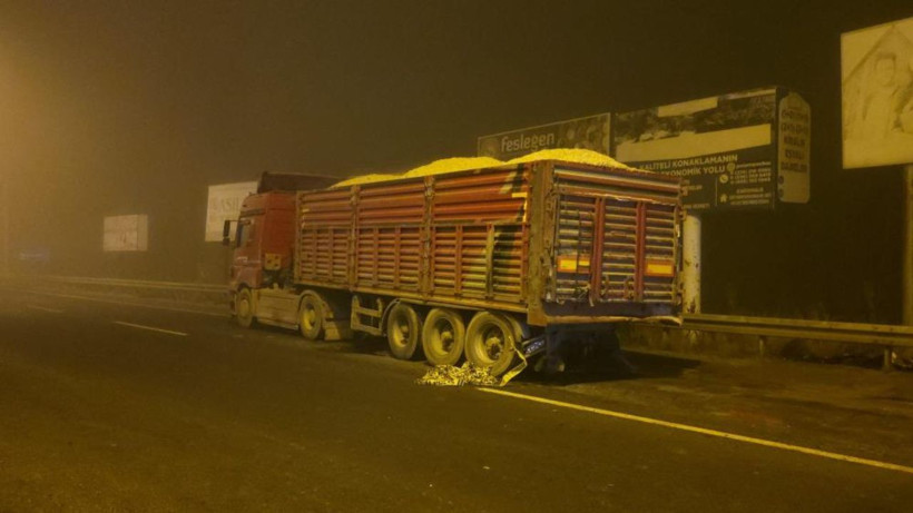 Kütahya’da yoğun sis felaketi: Park halindeki tıra çarpan otomobildeki 4 kişi hayatını kaybetti - Resim: 2