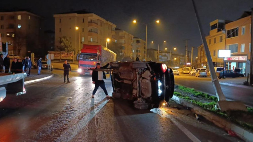 Yağışlı havada feci kaza: Takla atan otomobil direğe çarparak durabildi - Resim: 4