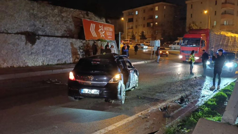 Yağışlı havada feci kaza: Takla atan otomobil direğe çarparak durabildi - Resim: 5