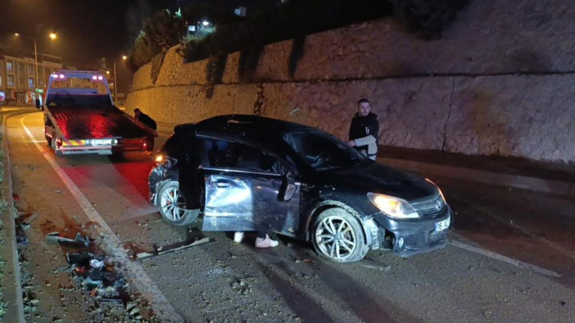 Yağışlı havada feci kaza: Takla atan otomobil direğe çarparak durabildi - Resim: 3