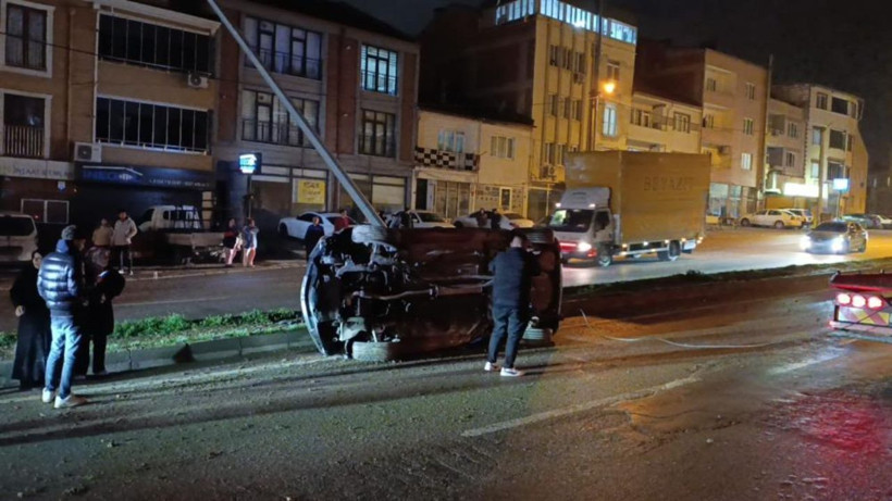 Yağışlı havada feci kaza: Takla atan otomobil direğe çarparak durabildi - Resim: 2