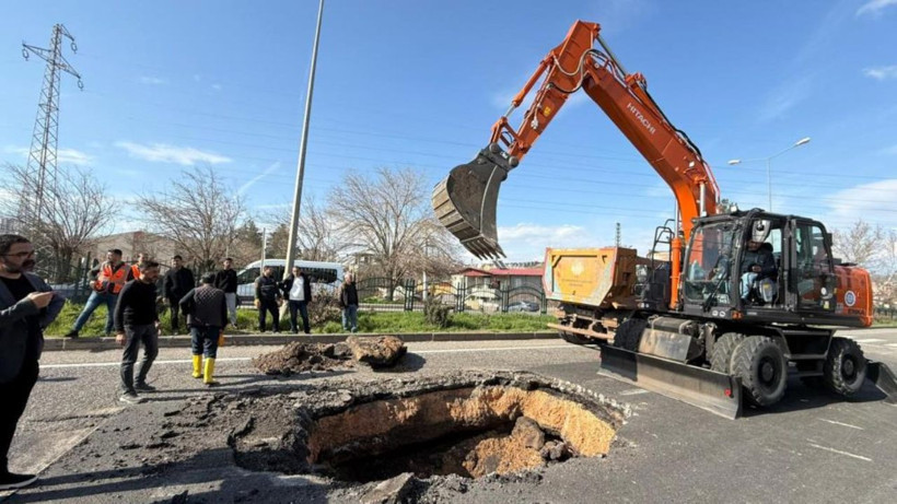 Diyarbakır'da yol çöktü: Faciadan kıl payı dönüldü! - Resim: 2