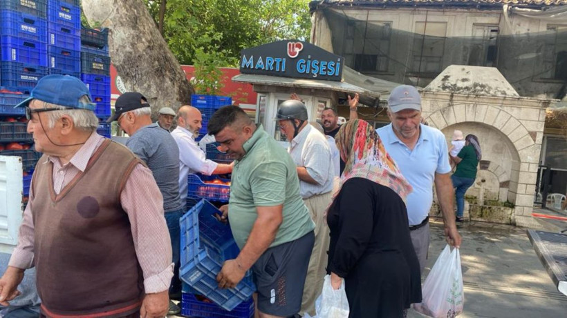 4 ton domates ücretsiz dağıtıldı! Meydanda uzun kuyruklar oluştu - Resim: 3