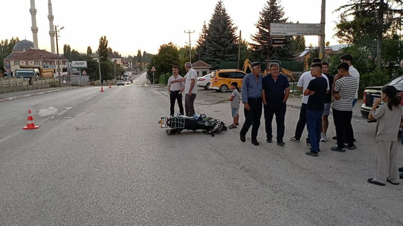 Tokat’ta feci kaza! Tırı sollayan motosiklet 14 yaşındaki sürücünün otomobiliyle çarpıştı - Resim: 2